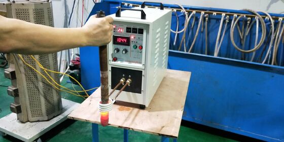 Buen precio Hf-25kw IGBT Máquina de soldadura por inducción de alta frecuencia para soldar tubos de cobre en la industria de la refrigeración en línea